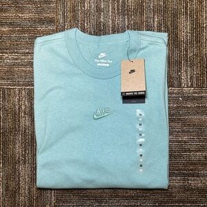 Men’s Nike Essential Sportswear Club T-shirt Light Blue - Loose Fit/MED - NWT